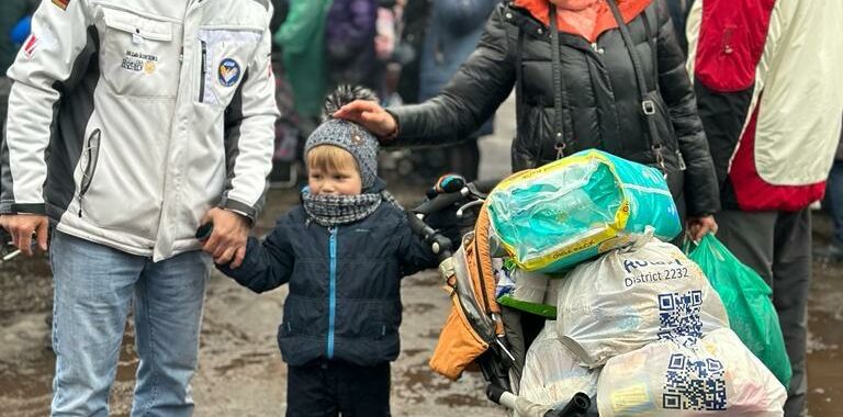 Ukraine/Rumänien: Freude über warme Kleidung, Spielzeug und Süßes